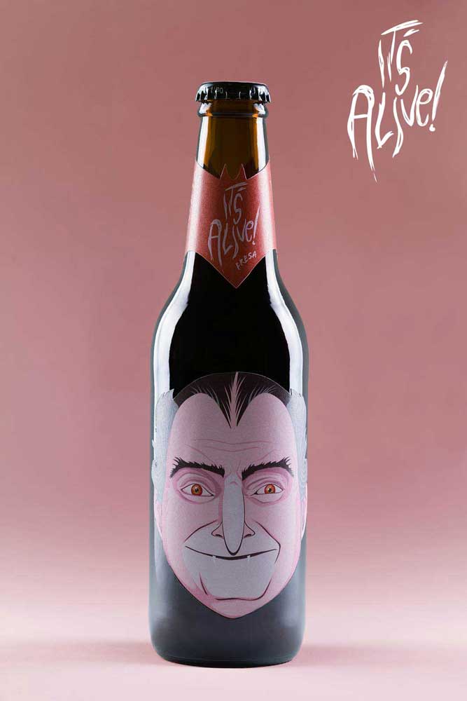 Diseño de packaging de cerveza It's Alive! - Vampiro, color rojo-rosa, sabor fresa (botella) - Bizarro Gráfico