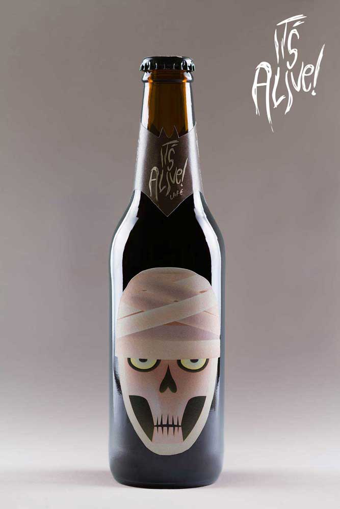 Diseño de packaging de cerveza It's Alive! - Momia, color marron terroso, sabor café (botella) - Bizarro Gráfico