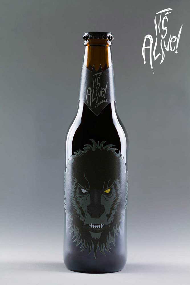 Diseño de packaging de cerveza It's Alive! - Hombre Lobo, color gris oscuro, sabor regalíz (botella) - Bizarro Gráfico