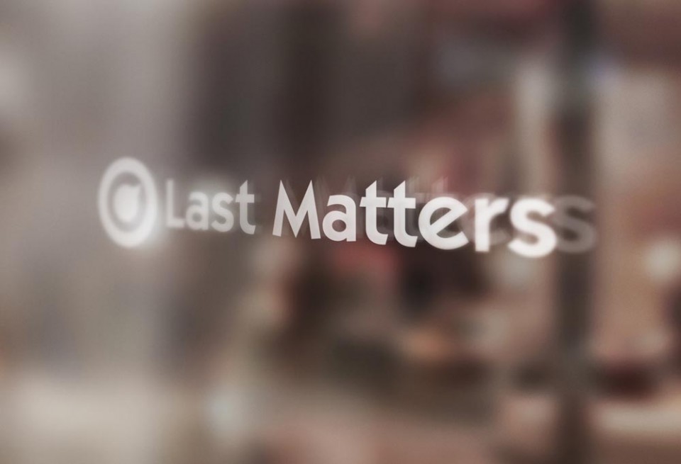 Diseño de identidad corporativa para Last Matters - Logotipo monocromo en cristal sobre ventana