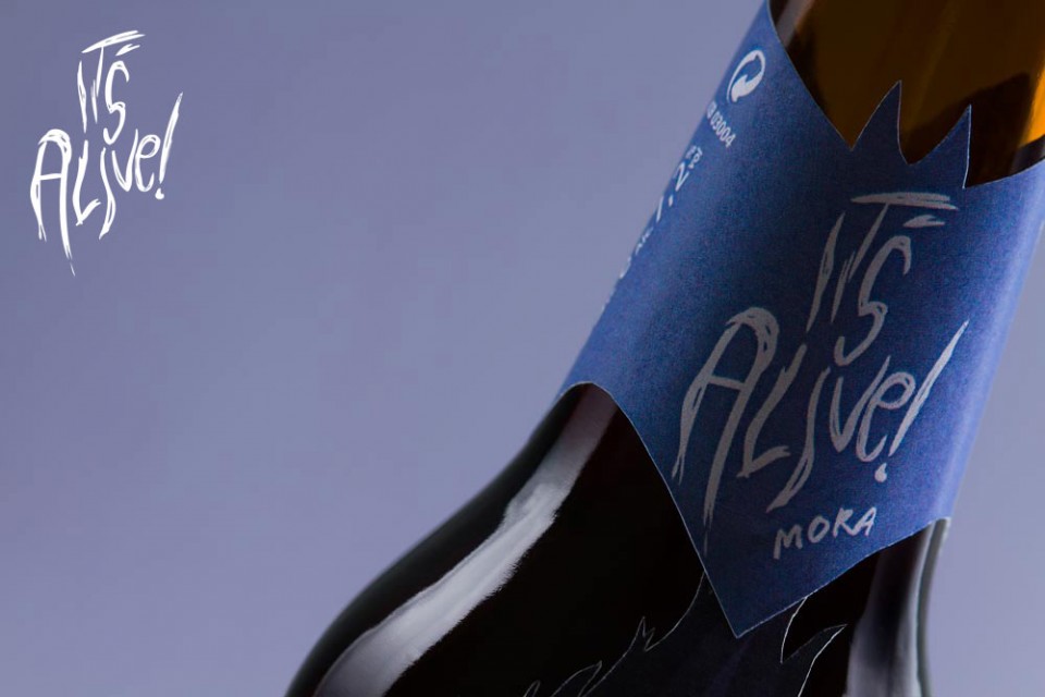 Diseño de packaging de cerveza cerveza It's Alive! (detalle, etiqueta cuello de botella) - Bizarro Gráfico