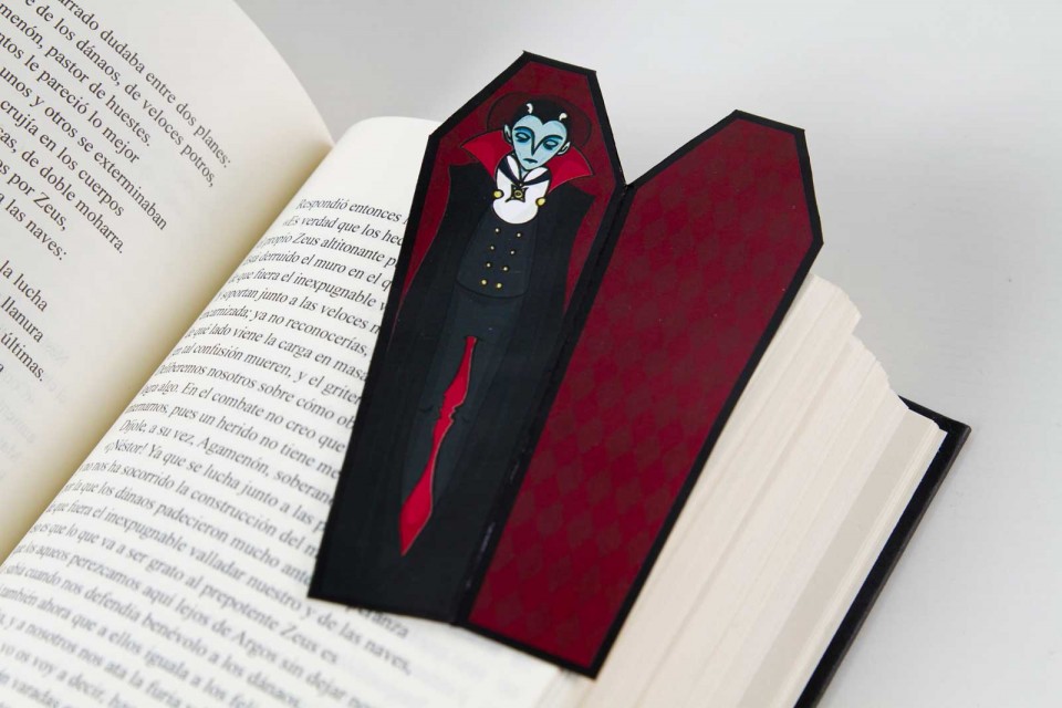 Diseño de marcapáginas original con forma de ataud - Vampiro - Bizarro Gráfico