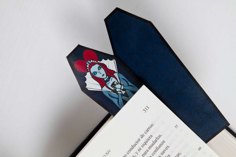 Diseño de marcapáginas originales con forma de ataud - Erzsébet (abierto) - Bizarro Gráfico