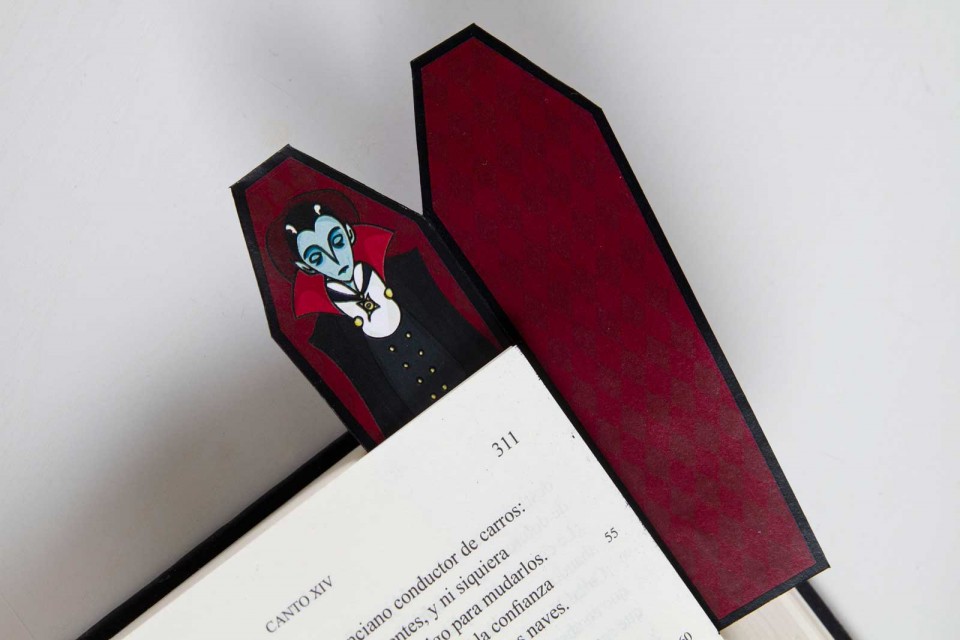 Diseño de marcapáginas originales con forma de ataud - vampiro (abierto) - Bizarro Gráfico