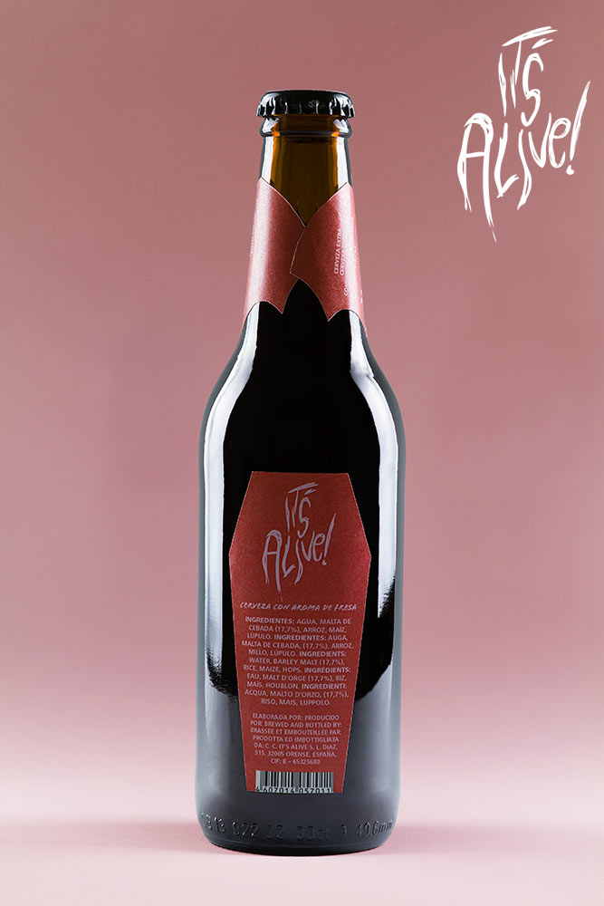 Diseño de packaging de cerveza It's Alive! - Vampiro, color rojo, sabor fresa (botella, vista trasera) - Bizarro Gráfico