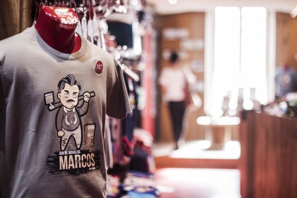 Camiseta de Marcos, prata ou Sacho, en tienda Nikis Galicia. Bizarrografico.